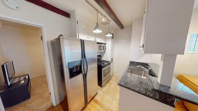 Building Photo - 733 Westbourne Dr