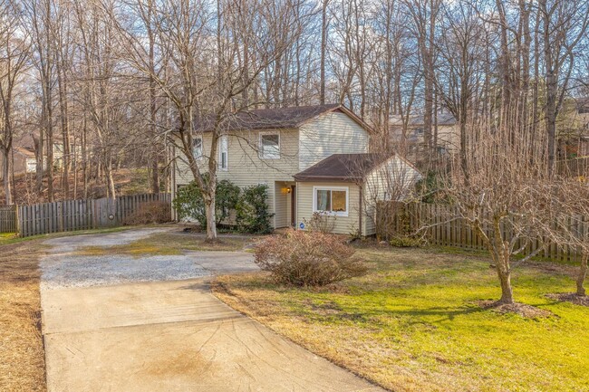 Building Photo - 9056 Andromeda Dr, Burke, Va 22015 - Liste...