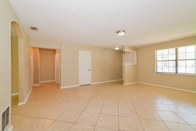 Building Photo - 884 Rayston St