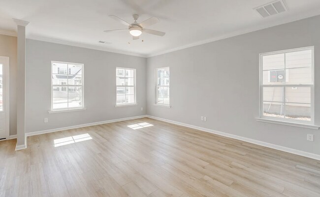 Foto del edificio - Spacious 5-Bedroom Home with Modern Finishes in Prime Elgin Location