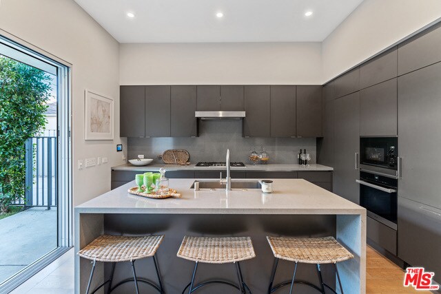 Foto del edificio - 8925 Ashcroft Ave