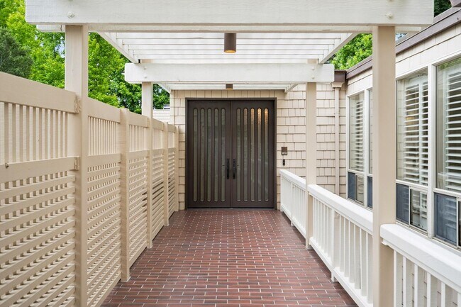 Building Photo - Elegant Los Altos Townhouse Near Redwood Grove & Shoup Park