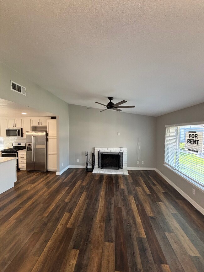 Vista de la sala de estar - 5918 Sky Meadow St