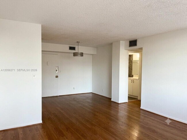 Foto del edificio - 2025 NE 164th St