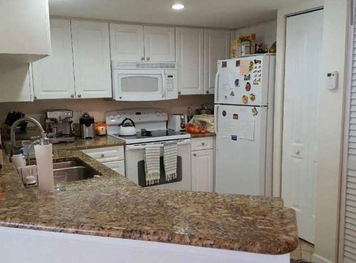 Building Photo - 500 Crestwood Ct N