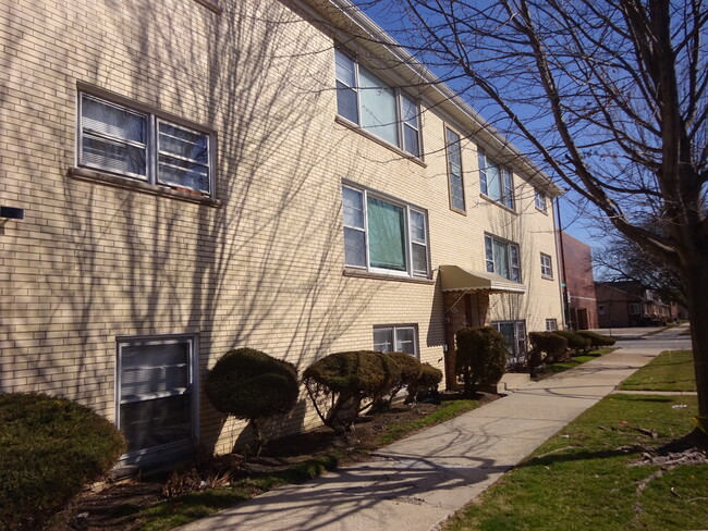 Building Photo - 5600 W Berenice Ave
