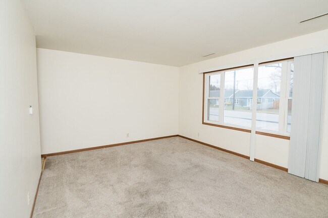 Building Photo - 2 bedroom / 1.5 bathroom Townhome in Chest...