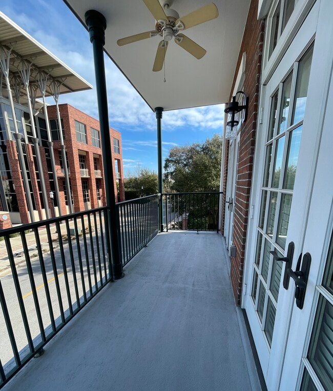 Building Photo - 415 E Romana St