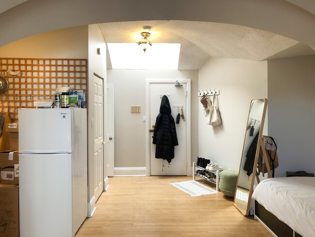 Building Photo - 646 Broadview Av