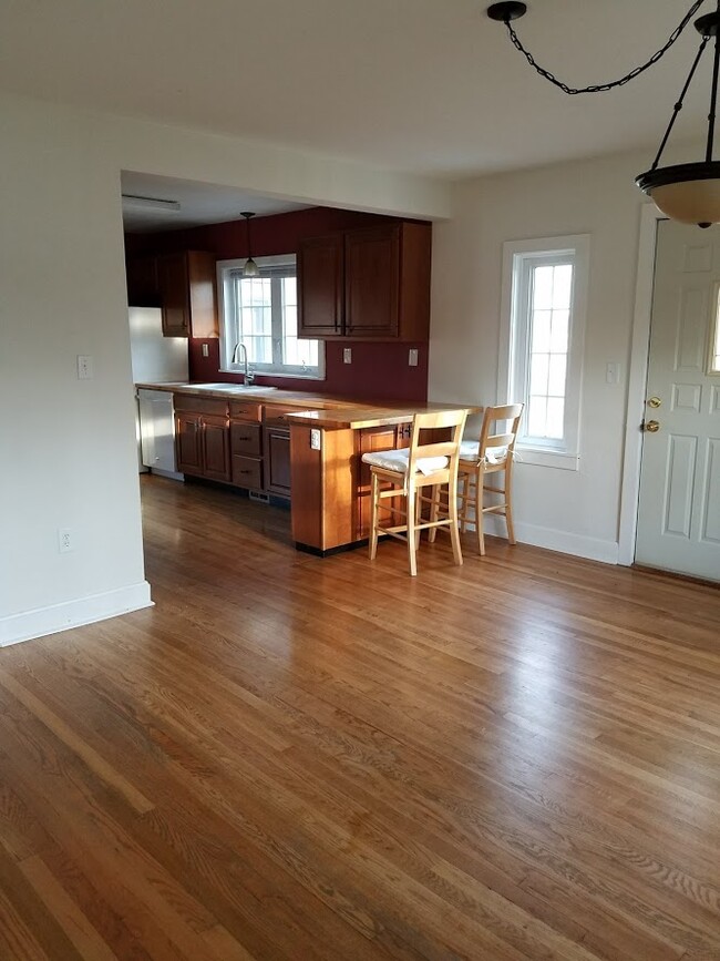 Dining area/kitchen - 3400 Tower Ln