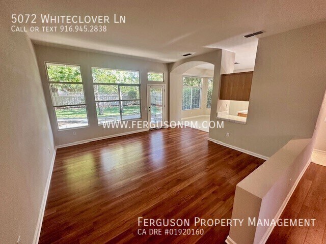 Foto del edificio - 5072 Whiteclover Ln