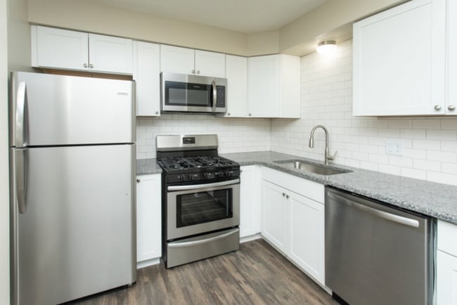 Building Photo - 23700 W Warren Ave