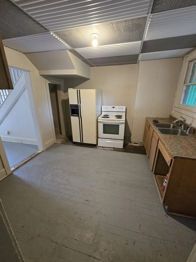 Building Photo - 1925 Foster Ave