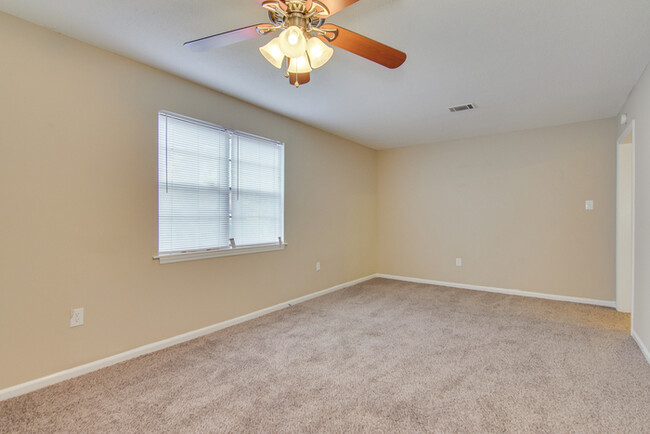 Building Photo - Spacious Four Bedroom