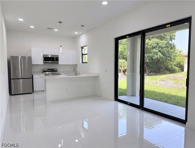 Foto del edificio - 728 Crestline Ave S