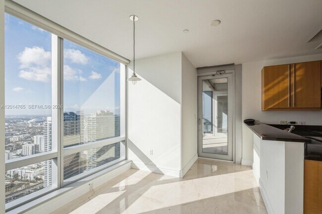 Building Photo - 1425 Brickell Ave