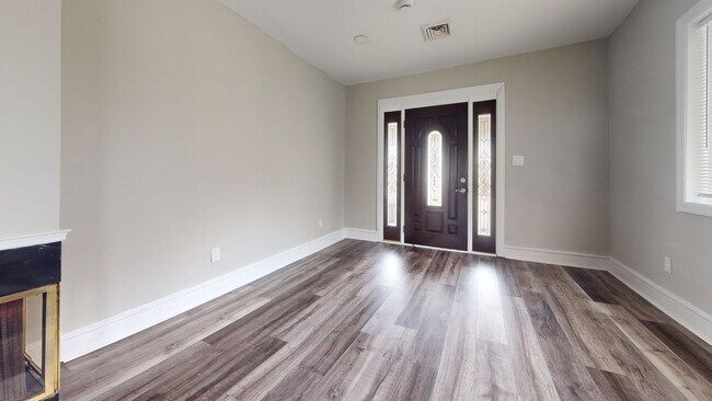 Building Photo - For Rent: Renovated Two-in-One Bi-Level Ho...