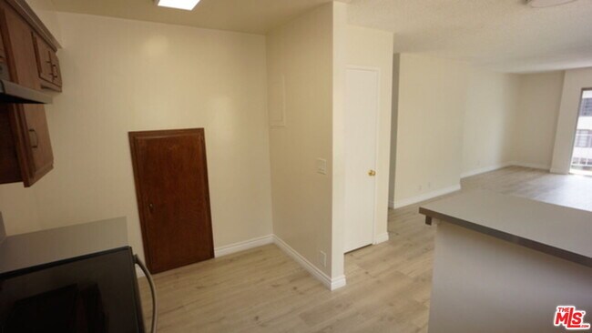 Building Photo - 1418 S Bentley Ave