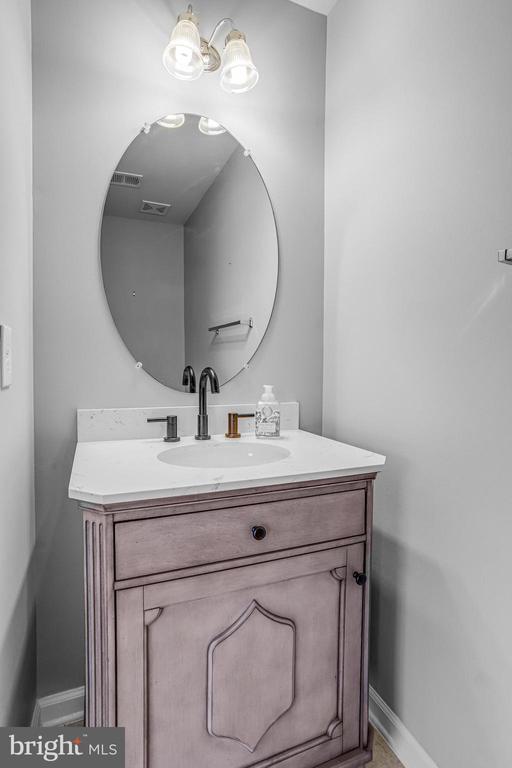 Building Photo - 5918 Jefferson Commons Way