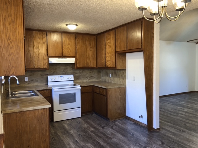 Kitchen - 1804 Hillcrest Dr