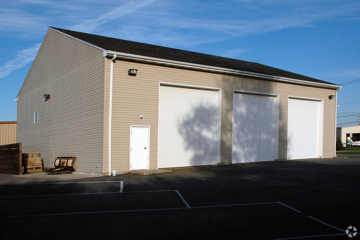 Building Photo - 523 Airport Rd