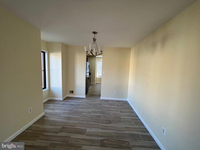 Building Photo - 12492 Oakwood Dr