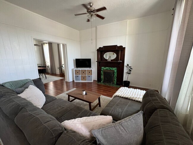 Foto del edificio - Charming Furnished Home - Short & Long Term Leasing