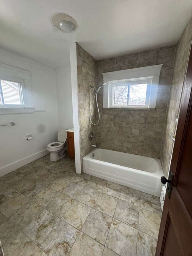 Foto del edificio - 4 bed 1 bath house