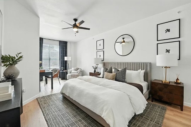 Building Photo - 1001 Ross Ave