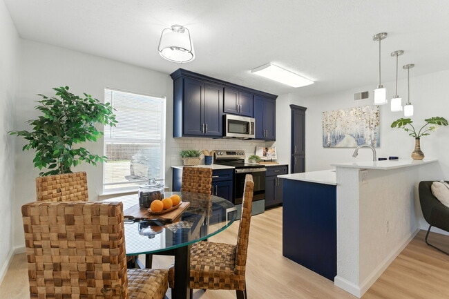 Building Photo - 202 N Kealy Ave