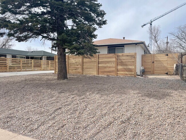 Foto del edificio - Modern 4 bedroom, fully remodeled Triplex