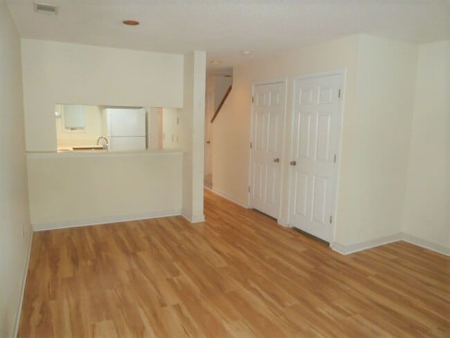 Building Photo - Nice 2br 2ba townhome-style condo in Mill ...
