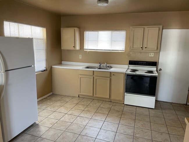 Building Photo - 1406 S Espina St