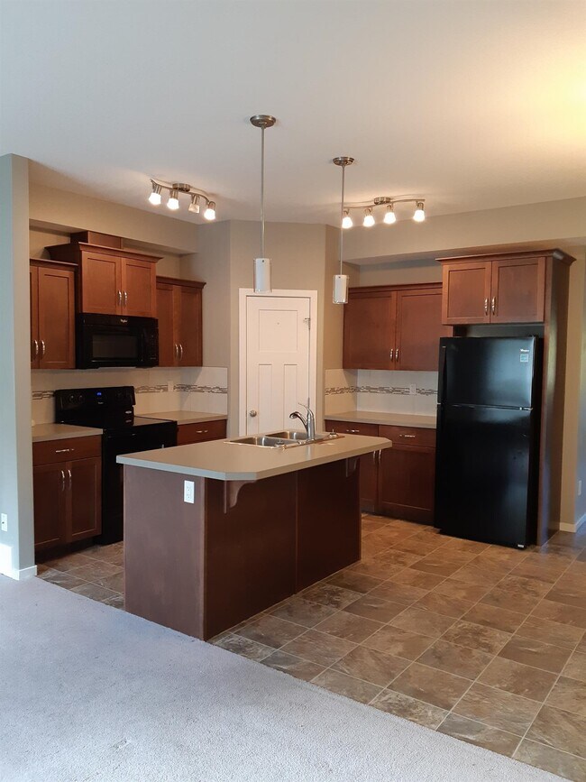 Photo du bâtiment - 3 Bed 0 Bath Unit in Sylvan Lake, AB