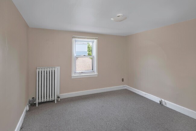 Building Photo - 25 Greenview Ave