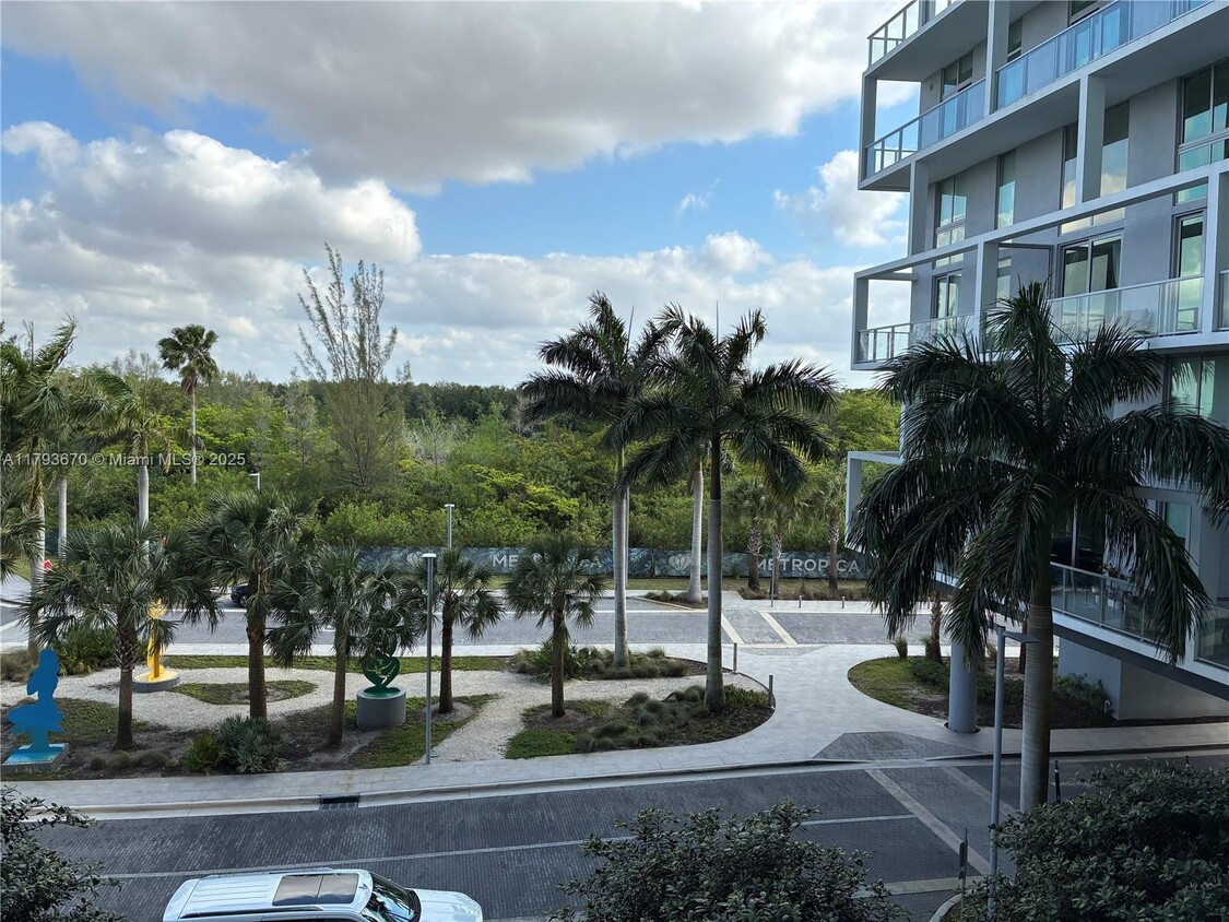 Primary Photo - 2000 Metropica Wy