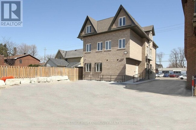 Photo du bâtiment - 352-352 Main Street Markham N