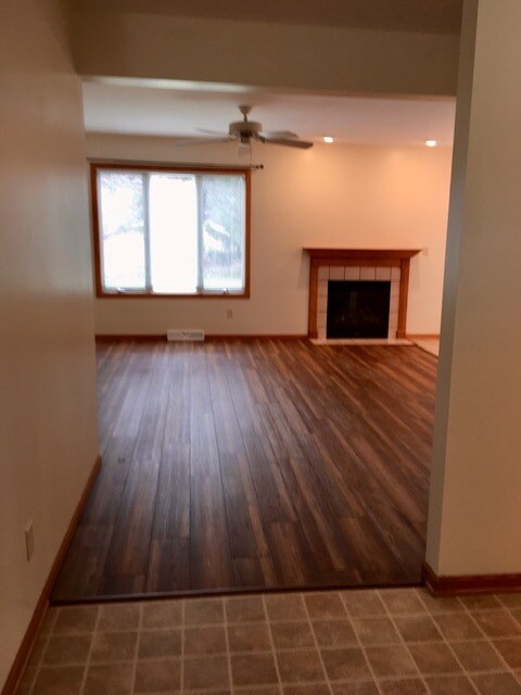 Living Room/vinyl plank - 903 James Ct