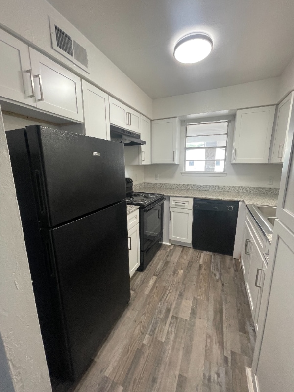 Foto del edificio - 1700 Village E Dr