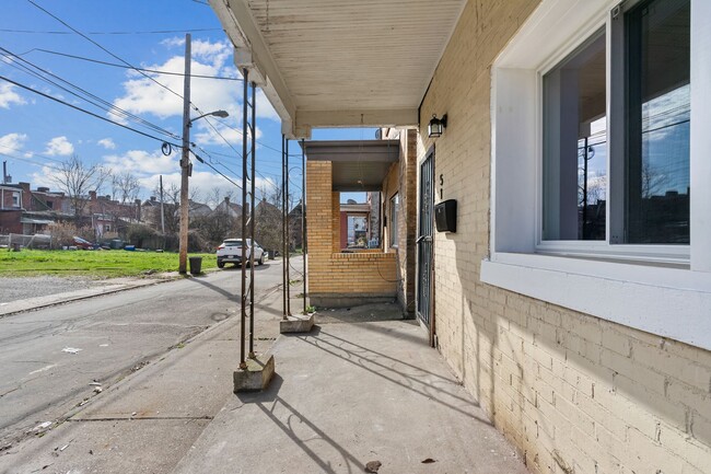 Building Photo - Newly Renovated 2 Bed, 1 Bath House in Haz...