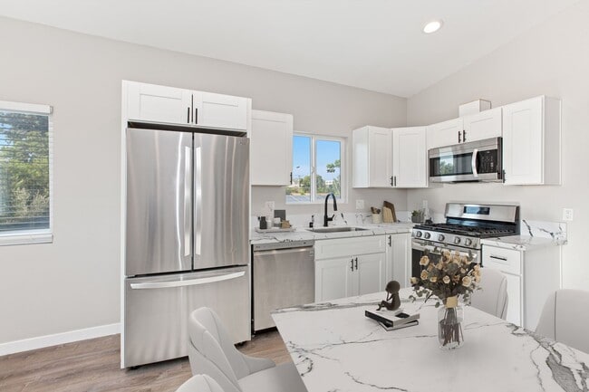 Building Photo - Private balcony + private patio!