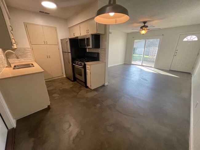 Building Photo - 8005 Pinedale Cove