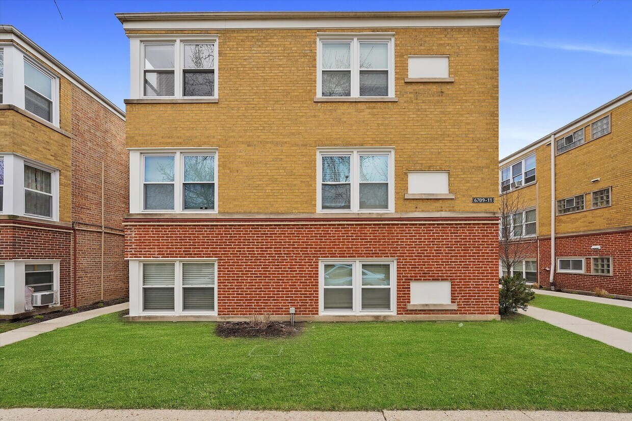 6735 N California Ave, Chicago, IL 60645 House Rental in Chicago, IL