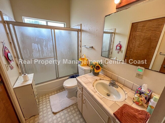 Building Photo - AVAILABLE AUGUST - Charming Cottage in Los...
