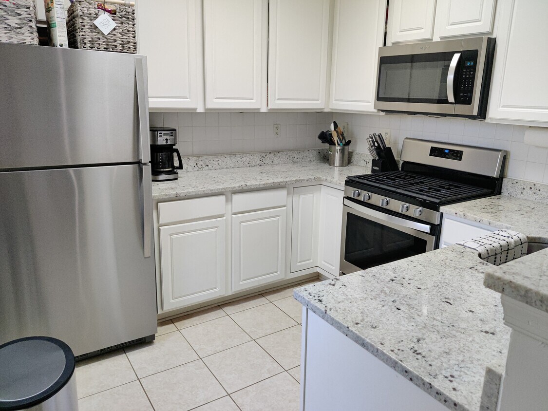 Kitchen with granite countertops and stainless steel appliances. - 11338 Westbrook Mill Ln