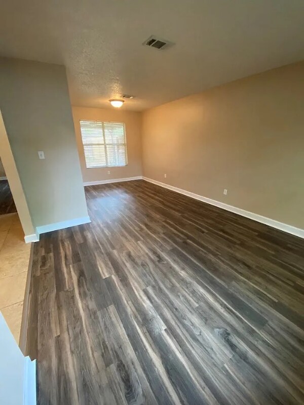 Foto del edificio - 652 Carrier Dr