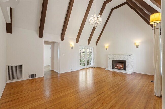 Foto del edificio - 4 Bed • 3 Bath • 2,135 Sq Ft (Main House) ...