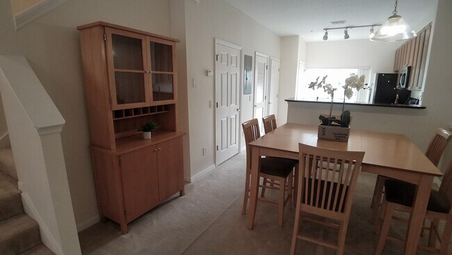 Foto del edificio - Beautiful Furnished 2/2.5  Pool View Condo x Rent Close to Universities.