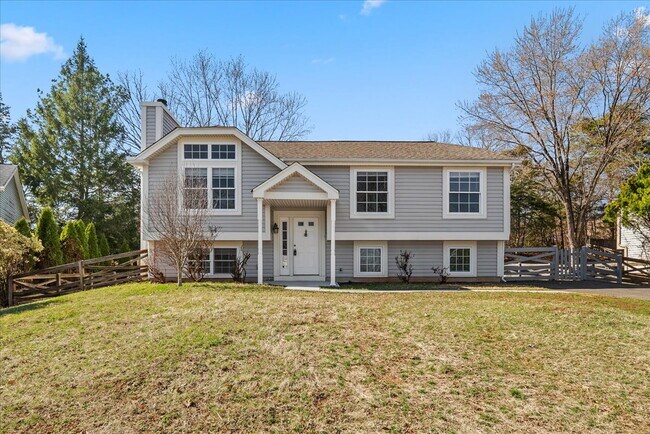 Foto del edificio - Available Now – Renovated 5BR / 3BA Home in Quiet Sterling Cul-de-Sac