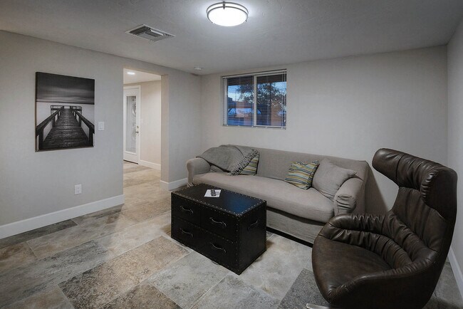 Foto del edificio - PRE-LEASE FOR 2026 Beautiful 2 Bedroom Home Totally Remodeled and Updated, Central A/C